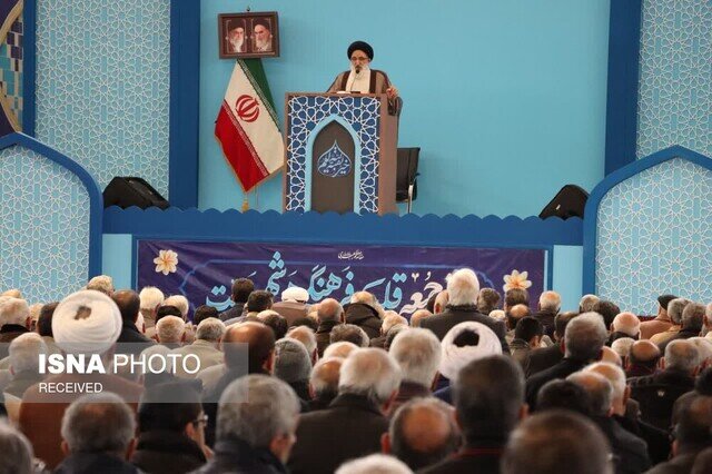 امام جمعه کرج: چرا در بیانیه های خودشان نمی‌گویند ما آمدیم مراکز شما را بمباران کردیم!