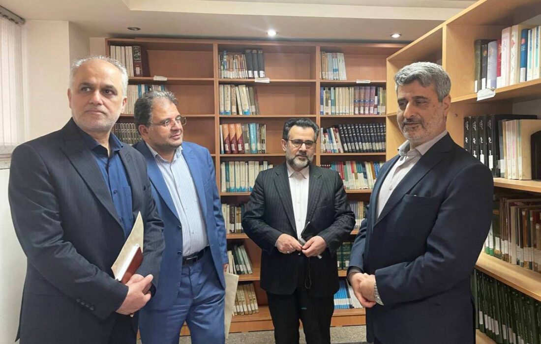 رئیس کل دادگستری استان به مناسبت روز کتاب و کتاب خوانی از کتابخانه تخصصی دادگستری کل استان بازدید کرد