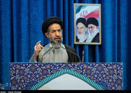 راهکارهای امام جمعه تهران برای مقابله با آلودگی هوا/ همه باید رئیس جمهور و دولت را یاری کنیم