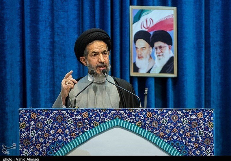 راهکارهای امام جمعه تهران برای مقابله با آلودگی هوا/ همه باید رئیس جمهور و دولت را یاری کنیم