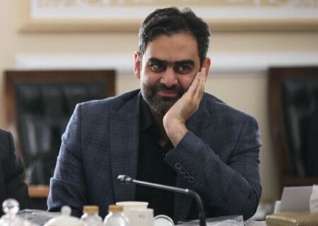 دیالوگ‌نویسی امیرحسین ثابتی برای ریشه‌یابی از افزایش قیمت ارز با سانسور کامل نام فرزین؛ به پزشکیان رای دادند، مملکت به این روز افتاد!