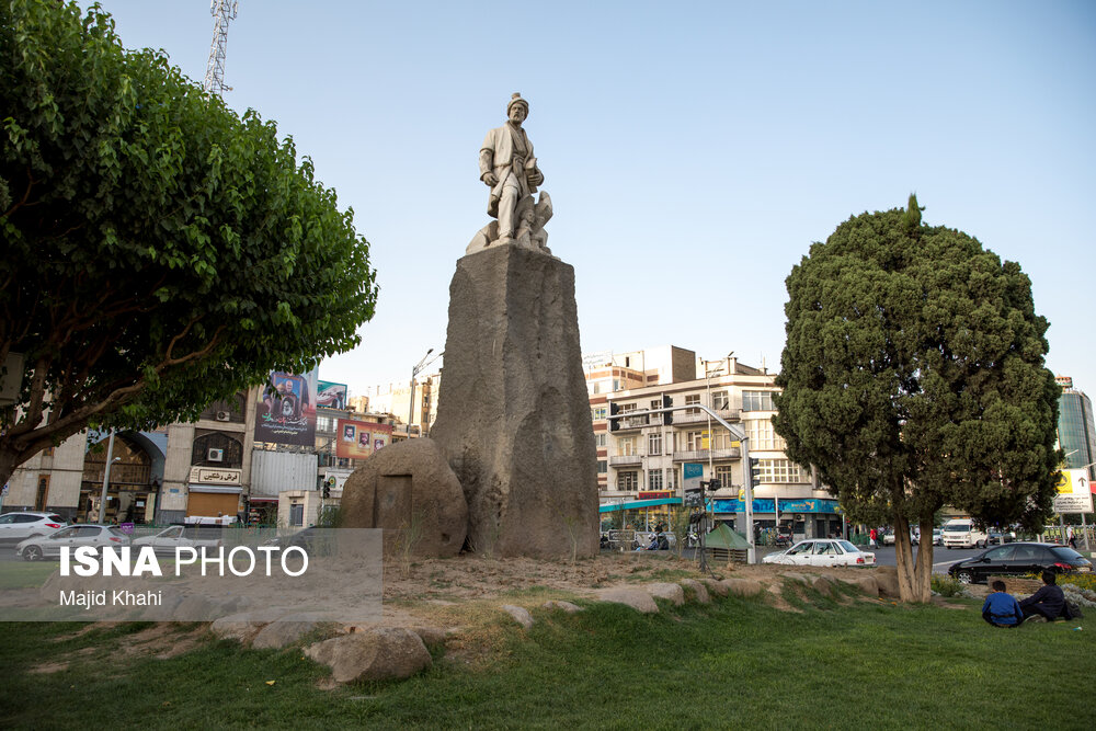مجسمه فردوسی در جنگ ۱۲ روزه رها شده بود