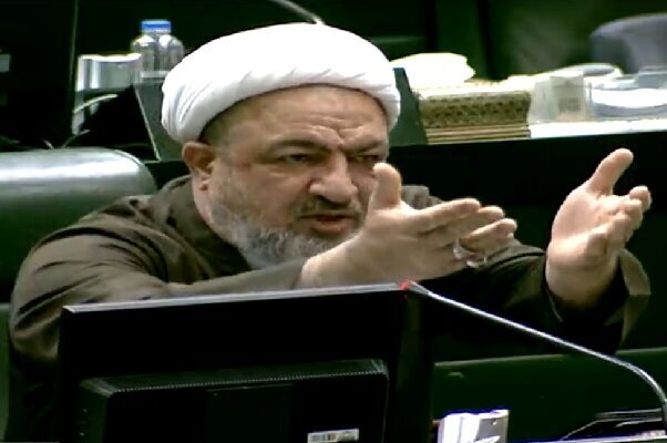 عکس | تصویری از حمید رسایی نماینده مجلس در حال چک کردن تلگرام!