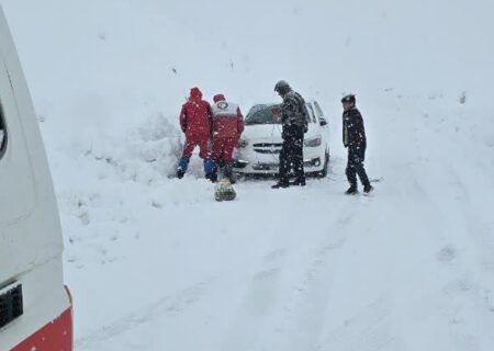 ریزش بهمن و کولاک شدید در محور تاراز؛ کرمعلیان ،سرپرست جمعیت هلال احمر شهرستان اندیکا از نجات ۲۷۰ مسافر توسط امدادگران هلال‌احمر این شهرستان خبر داد