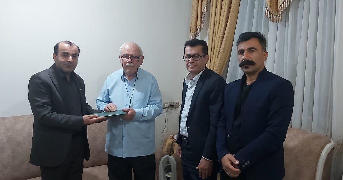 از پیشکسوت هنر قدسی خوشنویسی ایذه تقدیر شد 
