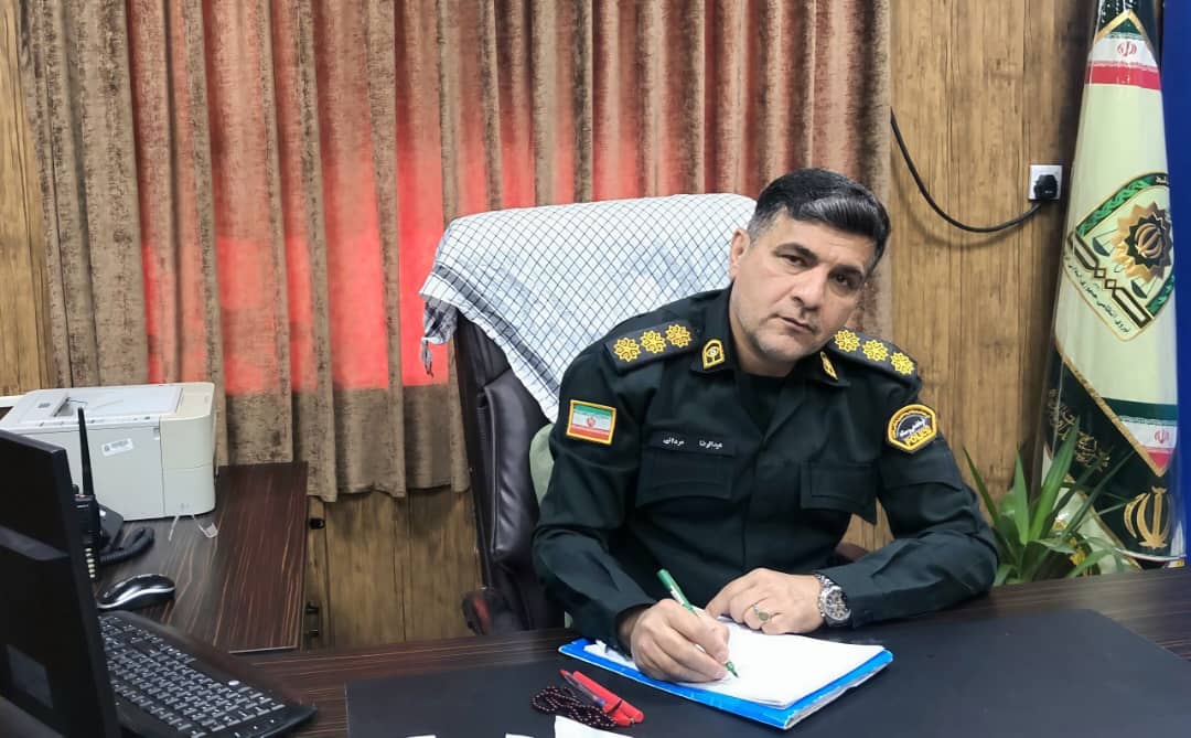 سرهنگ عبدالرضا مردانی فرمانده انتظامی شهرستان لالی خبر داد:«سقوط شبکه توزیع شیشه در لالی؛ فروشنده عمده مواد صنعتی در عملیات ضربتی دستگیر شد»