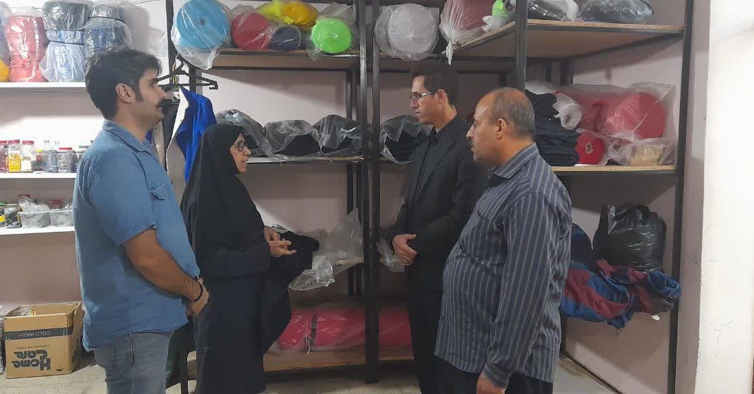 نظارت شبانه رئیس تعزیرات مسجدسلیمان بر مراکز تولید پوشاک مدارس؛ قیمت‌ها تحت کنترل است