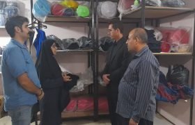 نظارت شبانه رئیس تعزیرات مسجدسلیمان بر مراکز تولید پوشاک مدارس؛ قیمت‌ها تحت کنترل است