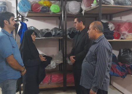 نظارت شبانه رئیس تعزیرات مسجدسلیمان بر مراکز تولید پوشاک مدارس؛ قیمت‌ها تحت کنترل است